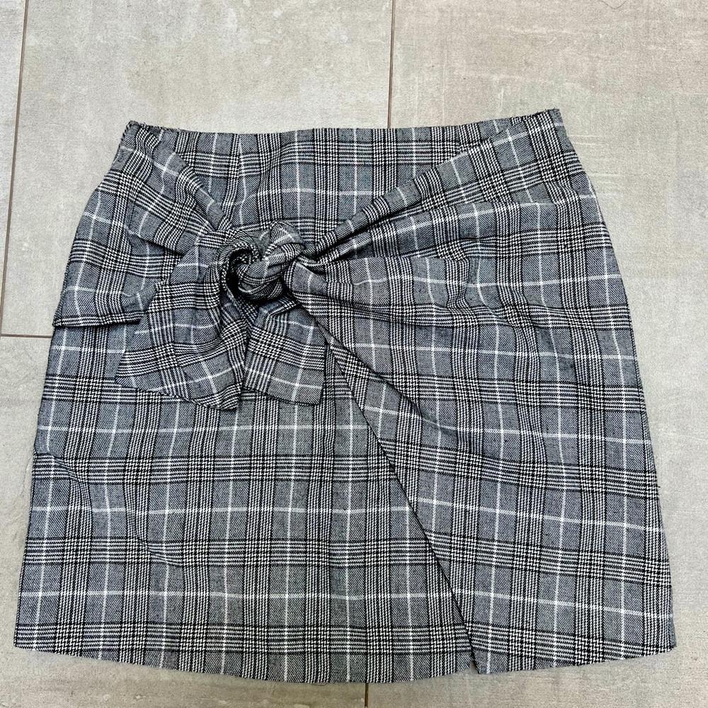 Cute tie front plaid skirt - fully lined. 100% cotton in black/grey/white plaid